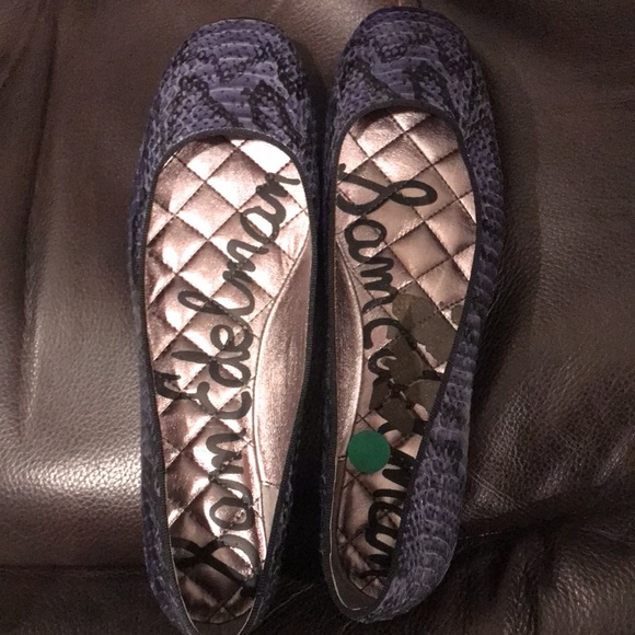 Sam Edelman python snake flat. It says blue print but looks more like a purple - Picture 2 of 2